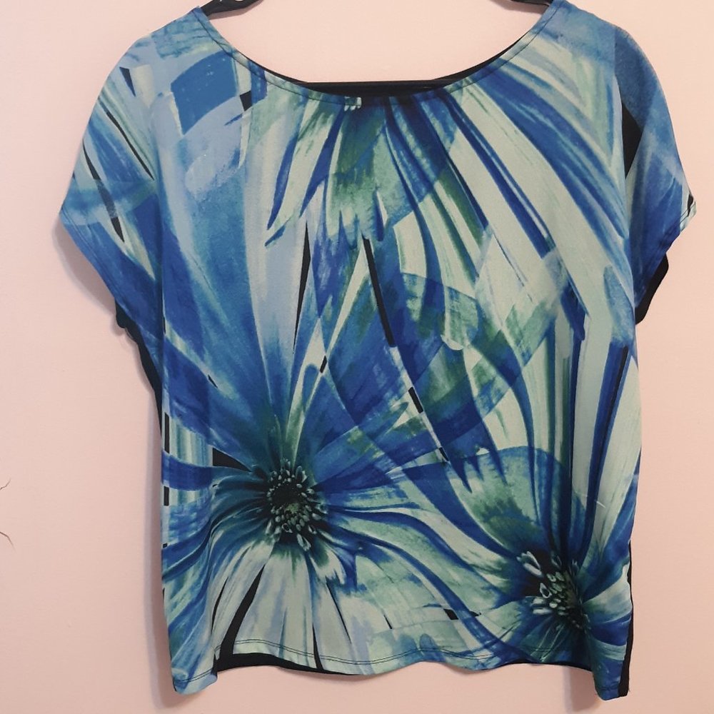 Floral Blue Short Sleeved JohnPaulRichard Shirt Medium